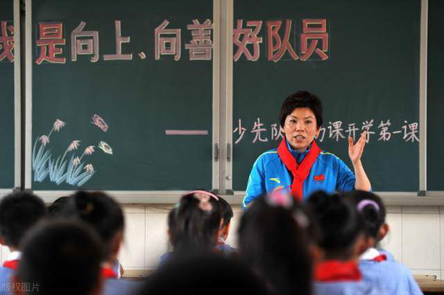 电竞选手小苍在一场角逐中掉利，决议退役从事贸易勾当后因堕入代言危机,小苍前去“南极镇”寻觅“迷之肉松饼”配方,偶遇在统一天遭受掉业冲击也回到老家的王泽。王泽为帮父亲还债，必需组织一支战队在全国角逐中克服恶霸赵金发的战队,是以招募了队友-小镇富二代金威廉，护士学院独一的男生贾壮壮，背叛女青年欧阳楠和单亲妈妈高雪。五人的履历和决心打动了小苍，因而小苍决议作为锻练指点他们的练习,但愿能率领这帮垫底玩家走向逆袭之路....